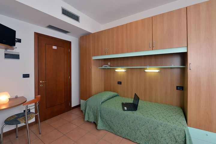 Room 5 of 102
