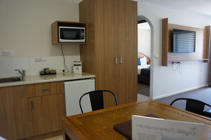 Room 2 of 65
