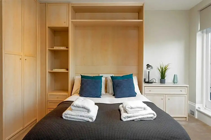 Room 5 of 16