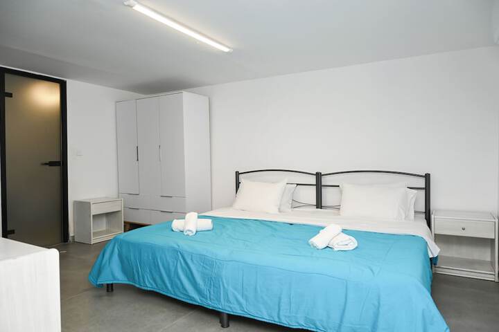 Room 2 of 10