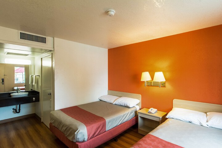 Room 11 of 25
