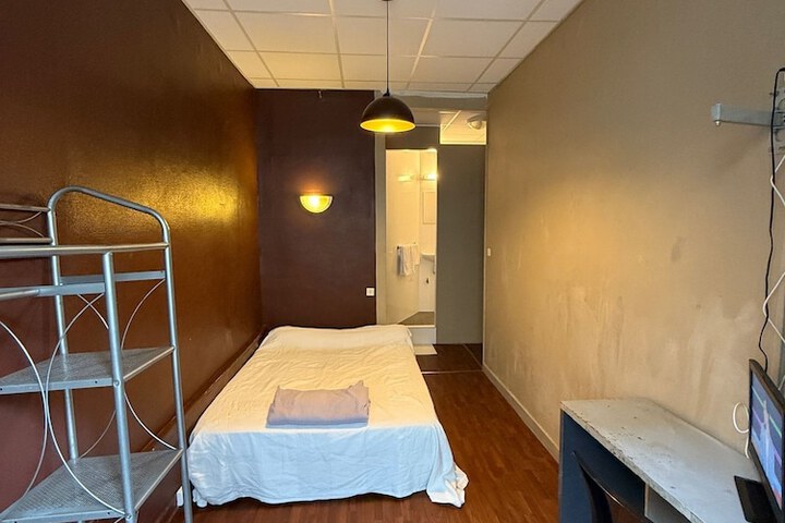 Room 4 of 8