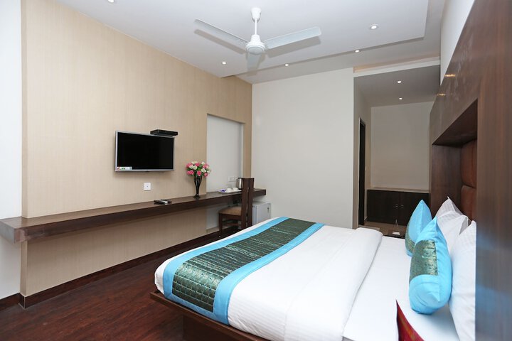 Room 11 of 24