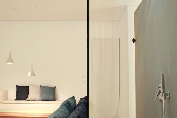 Room 221 of 340