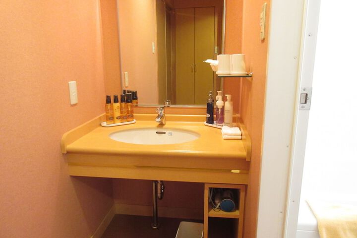 Room 17 of 35
