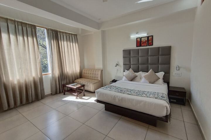 Room 5 of 12