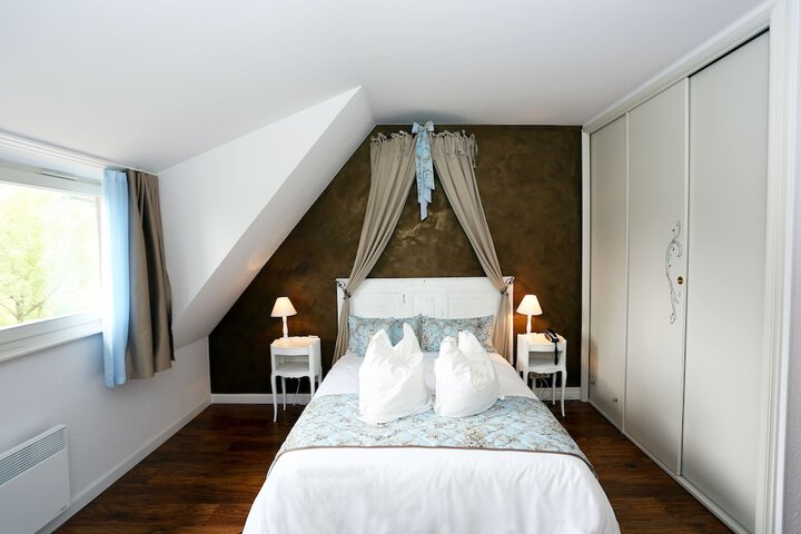 Room 4 of 37