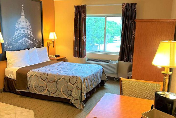 2 Queen Beds (17 of 20)