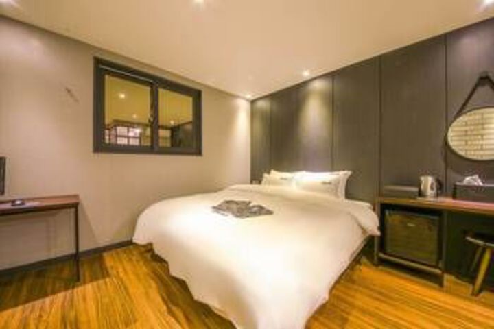 Room 7 of 16