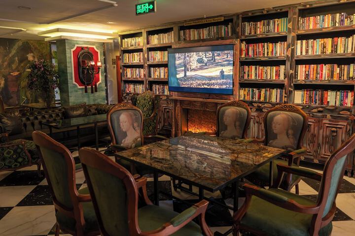Lounge 57 of 66