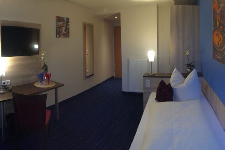Room 17 of 40