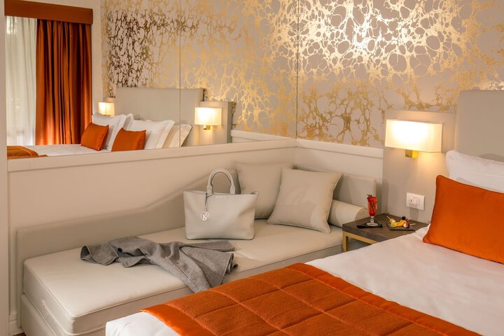 Room 12 of 80