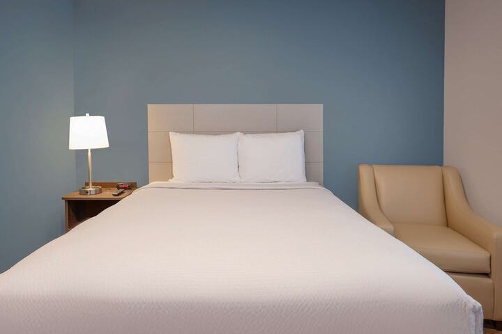 1 King Bed (3 of 5)