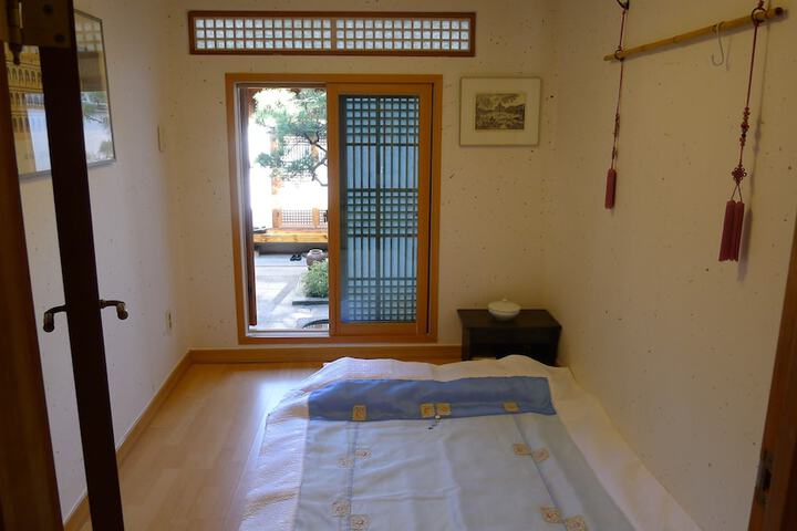 Room 27 of 78