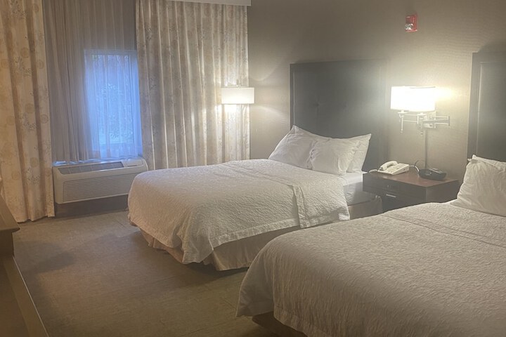 2 Queen Beds (11 of 12)