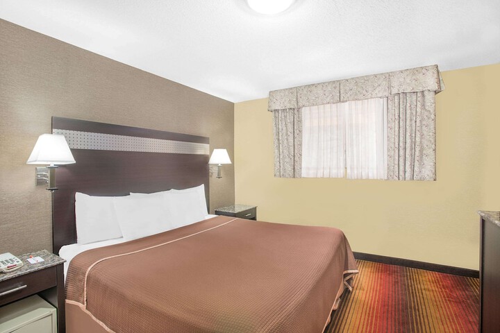 1 King Bed (2 of 7)