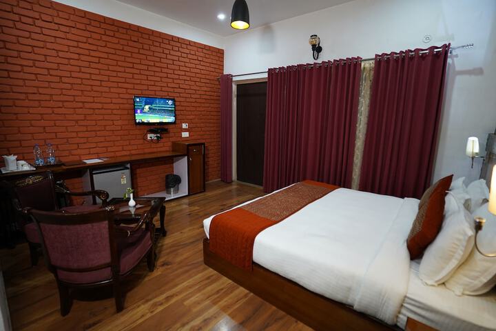 Room 8 of 33