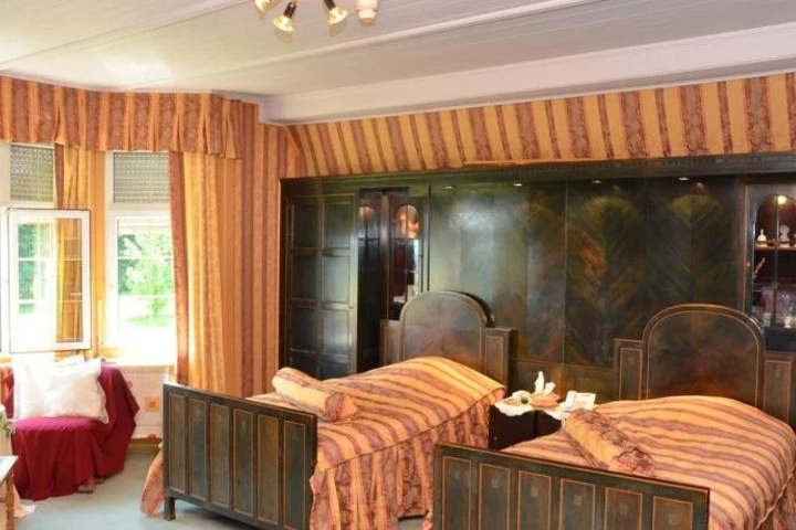 Room 6 of 14