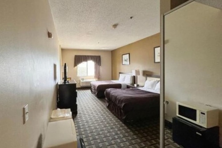 1 King Bed (5 of 11)