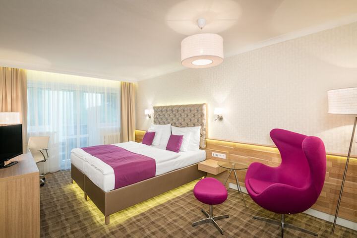 Room 6 of 80