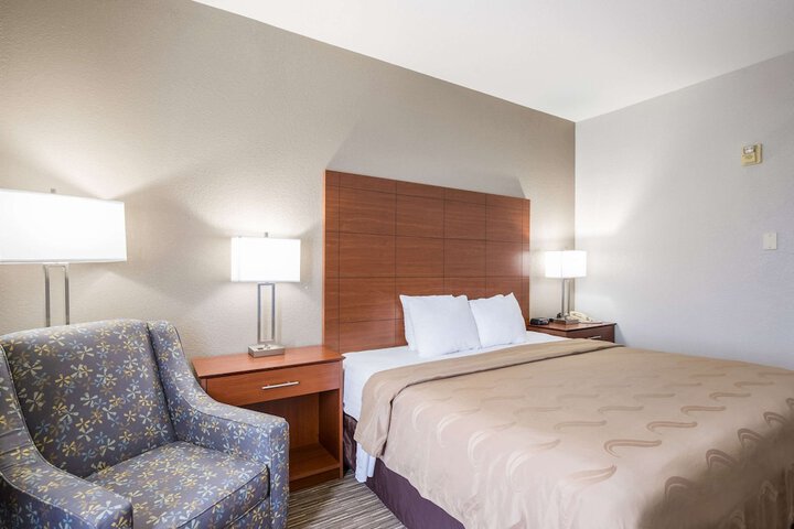 1 King Bed (2 of 21)