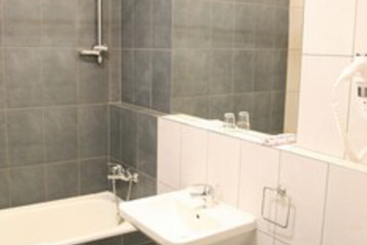 Room 6 of 275