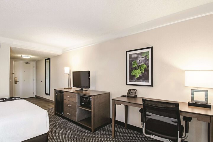 1 King Bed Executive Room (13 of 18)