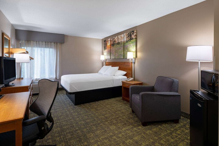 1 Queen Bed (5 of 19)