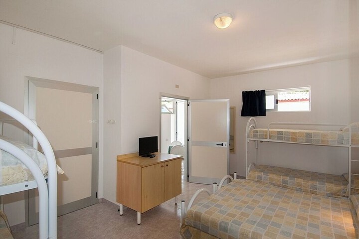 Room 4 of 91