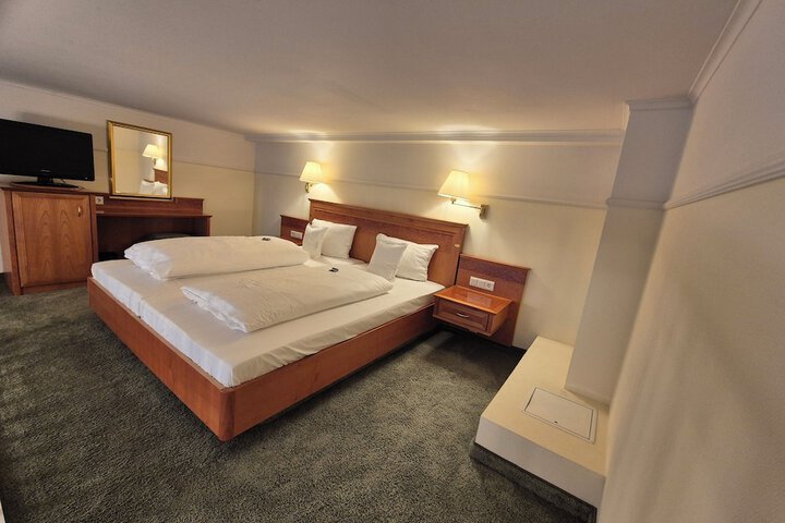 Room 12 of 33