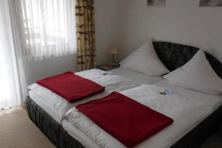 Room 4 of 10