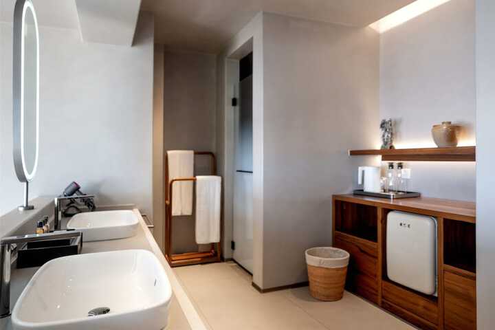 Room 103 of 182