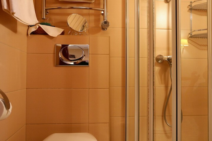 Room 28 of 33
