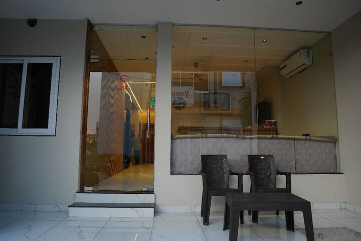 Hotel Venzaa Vijay Nagar in Indore