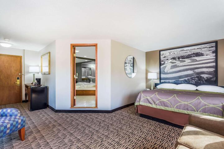 1 Queen Bed Mobility Accessible Bathtub with Grab Bars (5 of 12)