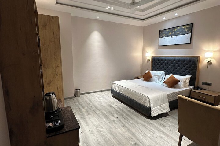 Room 4 of 18