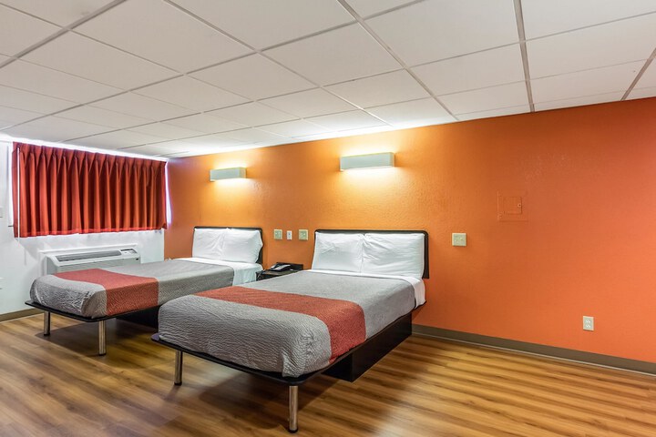 2 Double Beds (8 of 14)