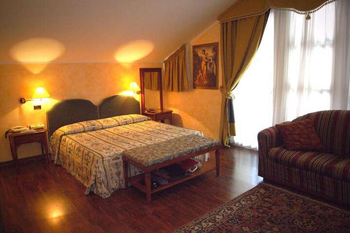 Room 8 of 65