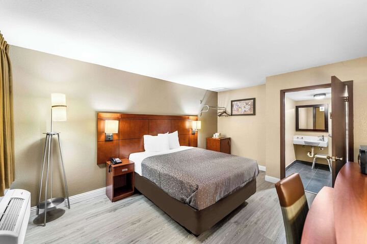 1 Queen Bed Accessible (4 of 11)