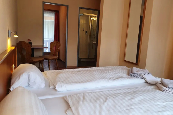 Room 6 of 35