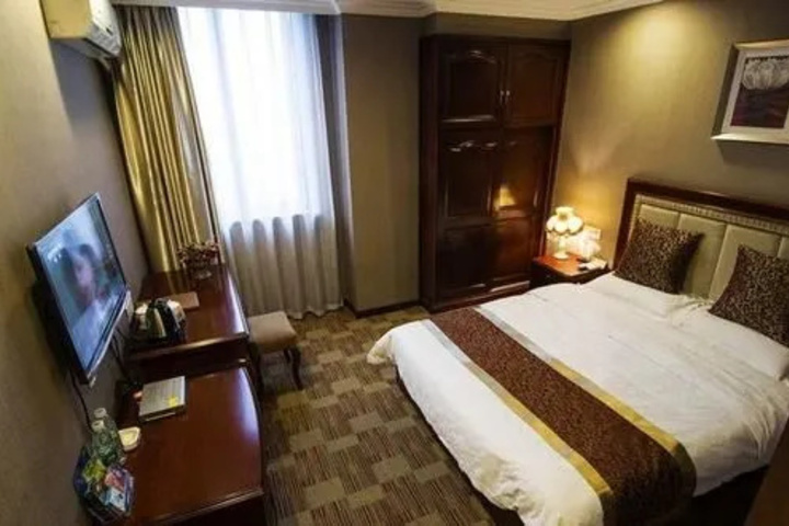 Room 4 of 8