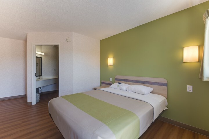 1 Queen Bed (4 of 15)