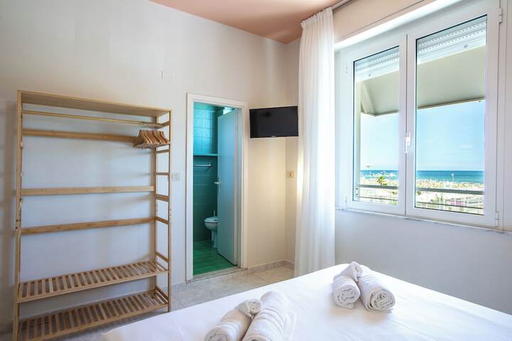 Room 44 of 148