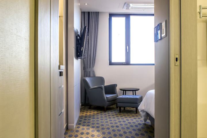 Room 42 of 61