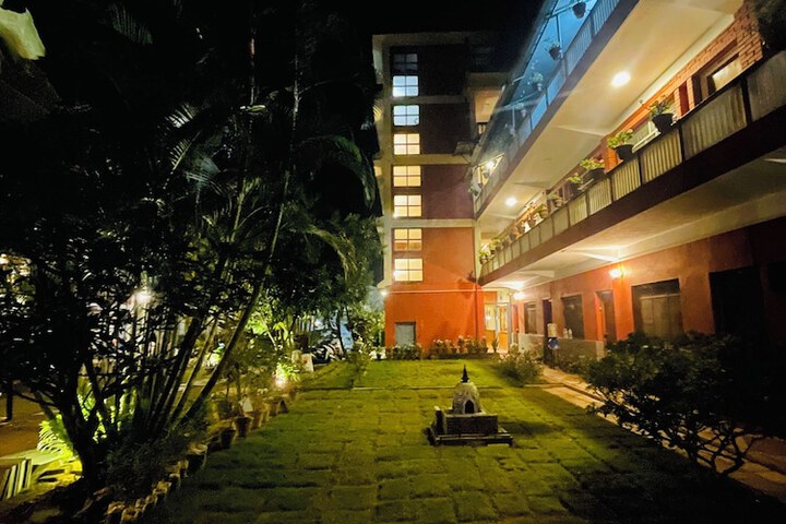 Hotel Exterior 33 of 34
