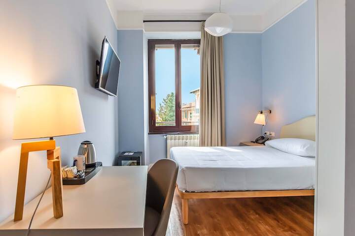 Room 10 of 32