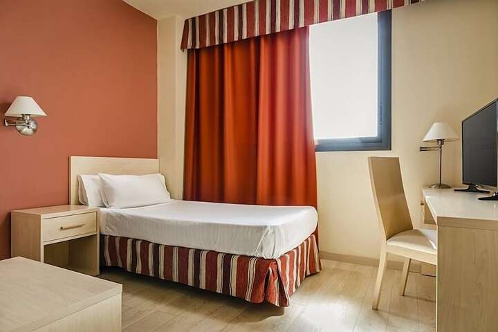 Room 14 of 33