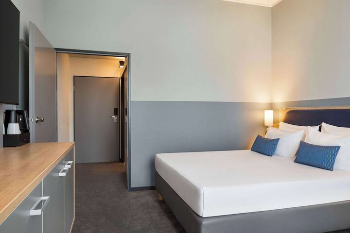 Room 27 of 39