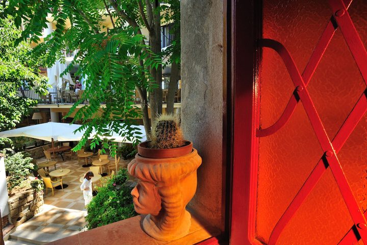 Hotel Exterior 225 of 249