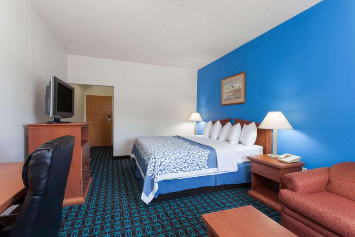 1 Queen Bed (4 of 10)